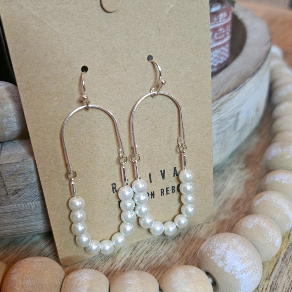 Silver loop pearl earrings